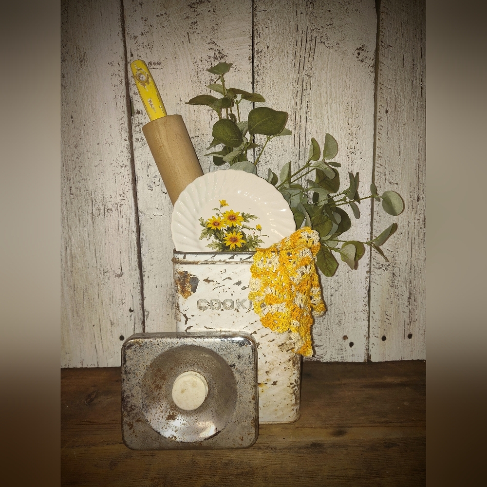 Vintage MCM Rusty Crusty Cookie Tin Rolling Pin Scio Grandma Daisy Vignette